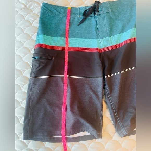 Men’s board shorts size 36 Burnside. Never worn - Picture 4 of 5